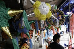Villahermosa, Tabasco/Μεξικό - 12-15-2008: πώληση των υλικών για τα κόμματα και τους παραδοσιακούς εορτασμούς στοκ εικόνα Villahermosa, Tabasco/Μεξικό - 12-15-2008: πώληση των υλικών για τα κόμματα και τους παραδοσιακούς εορτασμούς στοκ εικόνα