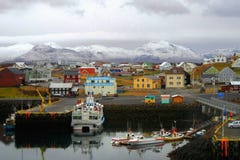 Ville colorée avec un port en Islande photo libre de droits Ville colorée avec un port en Islande photo libre de droits