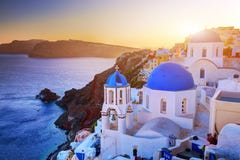 Ville d'Oia sur l'île de Santorini, Grèce au coucher du soleil Roches sur la mer Égée image libre de droits Ville d'Oia sur l'île de Santorini, Grèce au coucher du soleil Roches sur la mer Égée image libre de droits