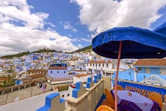 Ville de Chefchaouen célèbre de couleur bleue et du café dans la vieille ville image stock Ville de Chefchaouen célèbre de couleur bleue et du café dans la vieille ville image stock