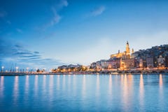 Ville de Menton la nuit, la Côte d'Azur, humeur bleue de coucher du soleil d'heure Ville de Menton la nuit, la Côte d'Azur, humeur bleue de coucher du soleil d'heure