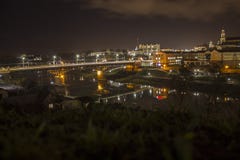 Ville de nuit sur la rivière de Neman images libres de droits Ville de nuit sur la rivière de Neman images libres de droits
