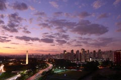 Ville de Sao Paulo à la tombée de la nuit, Brésil Image stock Ville de Sao Paulo à la tombée de la nuit, Brésil Image stock