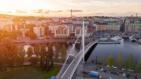 Ville de Tampere à la vue supérieure de coucher du soleil photos libres de droits Ville de Tampere à la vue supérieure de coucher du soleil photos libres de droits