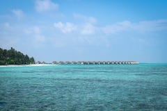Ville dell'acqua sull'isola delle Maldive nella mattina piacevole fotografia stock libera da diritti Ville dell'acqua sull'isola delle Maldive nella mattina piacevole fotografia stock libera da diritti