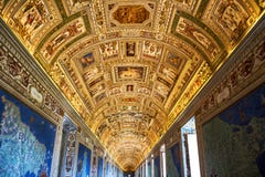 VILLE DU VATICAN, VATICAN : intérieurs et détails architecturaux du musée de Vatican Beaux vieux hublots à Rome (Italie) image stock VILLE DU VATICAN, VATICAN : intérieurs et détails architecturaux du musée de Vatican Beaux vieux hublots à Rome (Italie) image stock