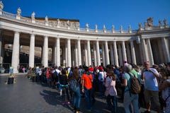 VILLE DU VATICAN, VATICAN - 13 septembre 2016 : Touristes de Waitng dans la file d'attente qui veulent visiter la basilique du ` image stock VILLE DU VATICAN, VATICAN - 13 septembre 2016 : Touristes de Waitng dans la file d'attente qui veulent visiter la basilique du ` image stock