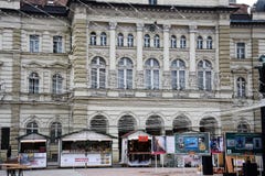 Ville hôtel de Novi Sad Lumières et boutiques de Noël Liberty Square Photos stock Ville hôtel de Novi Sad Lumières et boutiques de Noël Liberty Square Photos stock