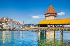 Ville historique de luzerne avec le pont célèbre de chapelle, Suisse photographie stock Ville historique de luzerne avec le pont célèbre de chapelle, Suisse photographie stock
