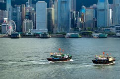 VILLE HONG KONG DE HABOUR, LE 8 JUIN 2019 : Le ferry local avec des drapeaux de la Chine et de Hong Kong naviguant devant le bel images libres de droits VILLE HONG KONG DE HABOUR, LE 8 JUIN 2019 : Le ferry local avec des drapeaux de la Chine et de Hong Kong naviguant devant le bel images libres de droits