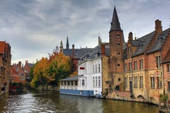 Ville médiévale Bruges en automne belgium image stock Ville médiévale Bruges en automne belgium image stock