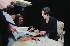 Vilnius Litauen - April 11 2011 Herta Muller undertecknar hennes böcker för fans arkivbilder Vilnius Litauen - April 11 2011 Herta Muller undertecknar hennes böcker för fans arkivbilder