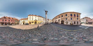 VILNIUS, LITHUANIE EN SEPTEMBRE 2018, de pleins 360 degrés sans couture pêchent le panorama de vue dans la vieille ville près de image libre de droits VILNIUS, LITHUANIE EN SEPTEMBRE 2018, de pleins 360 degrés sans couture pêchent le panorama de vue dans la vieille ville près de image libre de droits