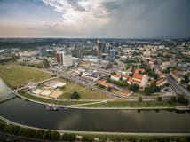 VILNIUS, LITOUWEN - AUGUSTUS 13, 2018: Vilnius Bedrijfsdistrict met Stadsgemeente, Rivier Neris, Oude Stad op Achtergrond Lithua royalty-vrije stock foto's VILNIUS, LITOUWEN - AUGUSTUS 13, 2018: Vilnius Bedrijfsdistrict met Stadsgemeente, Rivier Neris, Oude Stad op Achtergrond Lithua royalty-vrije stock foto's