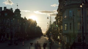 Vilnius, Lituânia - cerca do abril de 2018: Por do sol na avenida de Gediminas filme Vilnius, Lituânia - cerca do abril de 2018: Por do sol na avenida de Gediminas filme