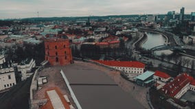Vilnius, Lituânia, vista aérea acima da torre do castelo de Gediminas filme Vilnius, Lituânia, vista aérea acima da torre do castelo de Gediminas filme