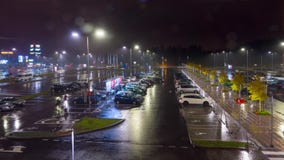 Vilnius, Λιθουανία - το Νοέμβριο του 2016 circa: Σταθμεύοντας κοντά σε ένα μεγάλο εμπορικό κέντρο, χρόνος-σφάλμα φιλμ μικρού μήκους Vilnius, Λιθουανία - το Νοέμβριο του 2016 circa: Σταθμεύοντας κοντά σε ένα μεγάλο εμπορικό κέντρο, χρόνος-σφάλμα φιλμ μικρού μήκους