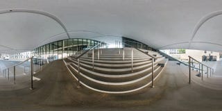 VILNIUS, ΛΙΘΟΥΑΝΙΑ - ΤΟ ΜΆΙΟ ΤΟΥ 2019: Πλήρες σφαιρικό άνευ ραφής πανόραμα 360 βαθμοί γωνίας κοντά στην πρόσοψη του στριμμένου σύ στοκ εικόνες VILNIUS, ΛΙΘΟΥΑΝΙΑ - ΤΟ ΜΆΙΟ ΤΟΥ 2019: Πλήρες σφαιρικό άνευ ραφής πανόραμα 360 βαθμοί γωνίας κοντά στην πρόσοψη του στριμμένου σύ στοκ εικόνες