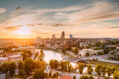 vilnius της Λιθουανίας Ανατολή Dawn ηλιοβασιλέματος πέρα από τη εικονική παράσταση πόλης το βράδυ στοκ εικόνες με δικαίωμα ελεύθερης χρήσης vilnius της Λιθουανίας Ανατολή Dawn ηλιοβασιλέματος πέρα από τη εικονική παράσταση πόλης το βράδυ στοκ εικόνες με δικαίωμα ελεύθερης χρήσης