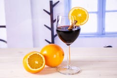 Vin brulé rosso caldo graduale di ricetta con la finestra blu immagine stock libera da diritti Vin brulé rosso caldo graduale di ricetta con la finestra blu immagine stock libera da diritti