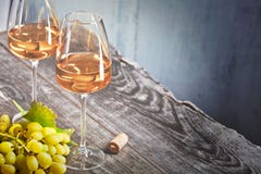 Vin et raisins sur une vieille table en bois photo stock Vin et raisins sur une vieille table en bois photo stock