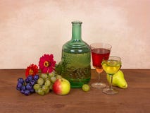 Vin, frukter, druvor och blommor; stilleben royaltyfri fotografi Vin, frukter, druvor och blommor; stilleben royaltyfri fotografi