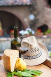 Vin rouge, fromage de pecorino et poire sur le baril en bois images stock Vin rouge, fromage de pecorino et poire sur le baril en bois images stock