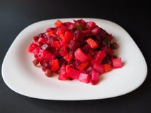 Vinaigrette vegetarische salade op de witte plaat macromening stock foto Vinaigrette vegetarische salade op de witte plaat macromening stock foto