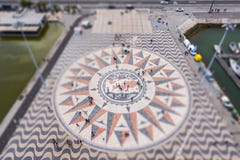 Vinden steg på fyrkanten av monumentet till upptäckterna i Lissabon i lutande-förskjutning royaltyfria foton Vinden steg på fyrkanten av monumentet till upptäckterna i Lissabon i lutande-förskjutning royaltyfria foton