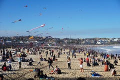 Vindfestival på den Bondi stranden, Sydney, Australien på 10 September 2017 Färgrika drakar i himlen som berömd händelse på Bondi royaltyfria bilder Vindfestival på den Bondi stranden, Sydney, Australien på 10 September 2017 Färgrika drakar i himlen som berömd händelse på Bondi royaltyfria bilder