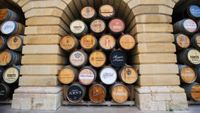 Vinfat i haroen, La Rioja, Spanien arkivbild Vinfat i haroen, La Rioja, Spanien arkivbild