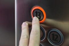 Vinger dringende dertiende verdieping knoop in lift Ongelukkig n stock foto Vinger dringende dertiende verdieping knoop in lift Ongelukkig n stock foto
