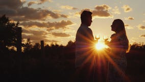 Vinho bebendo dos pares multi-étnicos românticos no por do sol Estão perto do vinhedo Conceito da lua de mel e do curso fotos de stock Vinho bebendo dos pares multi-étnicos românticos no por do sol Estão perto do vinhedo Conceito da lua de mel e do curso fotos de stock
