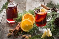 Vinho ferventado com especiarias quente do Natal com a árvore da canela, da laranja e de Natal na placa de madeira Bebida da trad Fotografia de Stock Royalty Free Vinho ferventado com especiarias quente do Natal com a árvore da canela, da laranja e de Natal na placa de madeira Bebida da trad Fotografia de Stock Royalty Free