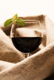 Vinho fresco no vidro com decoração Folhas e gengibre de hortelã imagens de stock royalty free Vinho fresco no vidro com decoração Folhas e gengibre de hortelã imagens de stock royalty free