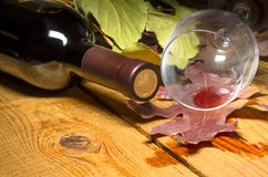 Vinho vermelho derramado foto de stock royalty free Vinho vermelho derramado foto de stock royalty free