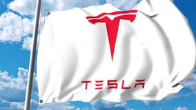 Vinkande flagga av Tesla, Inc mot molnet och himmel Redaktörs- gem arkivfilmer Vinkande flagga av Tesla, Inc mot molnet och himmel Redaktörs- gem arkivfilmer