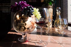 Vinkorkar, grupp av druvor och exponeringsglas av rött vin royaltyfri foto Vinkorkar, grupp av druvor och exponeringsglas av rött vin royaltyfri foto