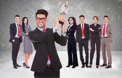 Businssteam belönade för den är arbete med trofén royaltyfri bild Businssteam belönade för den är arbete med trofén royaltyfri bild