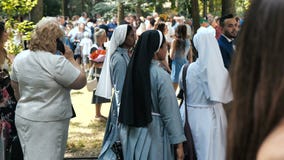 Vinnitsa - 27 Ιουνίου 2019: Ομάδα καλογριών Αφρικανού ή αφροαμερικάνων σε ένα γεγονός με τα μεγάλα πλήθη απόθεμα βίντεο Vinnitsa - 27 Ιουνίου 2019: Ομάδα καλογριών Αφρικανού ή αφροαμερικάνων σε ένα γεγονός με τα μεγάλα πλήθη απόθεμα βίντεο