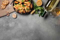 Vino blanco de los mejillones, del tostada del pan y en la tabla de piedra Visión superior con el espacio de la copia imagen de archivo Vino blanco de los mejillones, del tostada del pan y en la tabla de piedra Visión superior con el espacio de la copia imagen de archivo