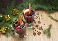 Vino reflexionado sobre con las bebidas calientes del especia-invierno Anís de estrella, canela imagen de archivo libre de regalías Vino reflexionado sobre con las bebidas calientes del especia-invierno Anís de estrella, canela imagen de archivo libre de regalías
