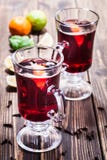 Vino reflexionado sobre en los vidrios imágenes de archivo libres de regalías Vino reflexionado sobre en los vidrios imágenes de archivo libres de regalías