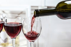 Vino rojo delicioso de colada en el vidrio imagenes de archivo Vino rojo delicioso de colada en el vidrio imagenes de archivo