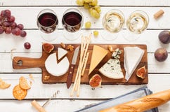 Vino rosso e bianco più i generi differenti di formaggi (cheeseboard) immagine stock Vino rosso e bianco più i generi differenti di formaggi (cheeseboard) immagine stock