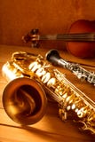 Vintage clásico del violín y del clarinet del saxofón del tenor del saxofón de la música imagenes de archivo Vintage clásico del violín y del clarinet del saxofón del tenor del saxofón de la música imagenes de archivo