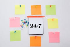 Vinte quatro horas e 7 dias por semana O conceito escreve na tabela do escritório, no bloco de notas e no lápis colorido Vista de Imagem de Stock Royalty Free Vinte quatro horas e 7 dias por semana O conceito escreve na tabela do escritório, no bloco de notas e no lápis colorido Vista de Imagem de Stock Royalty Free