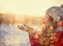 Vinterflicka som blåser snö royaltyfri bild Vinterflicka som blåser snö royaltyfri bild