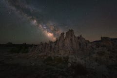 Vintergatangalax bak Tufa på den mono sjön arkivfoto Vintergatangalax bak Tufa på den mono sjön arkivfoto