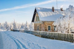 Vinterlandskap med det lilla huset Fotografering för Bildbyråer Vinterlandskap med det lilla huset Fotografering för Bildbyråer